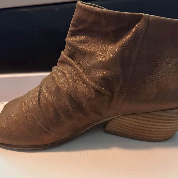 New in the box! Miz Mooz bronze leather wedge sandals - Picture 5 of 7